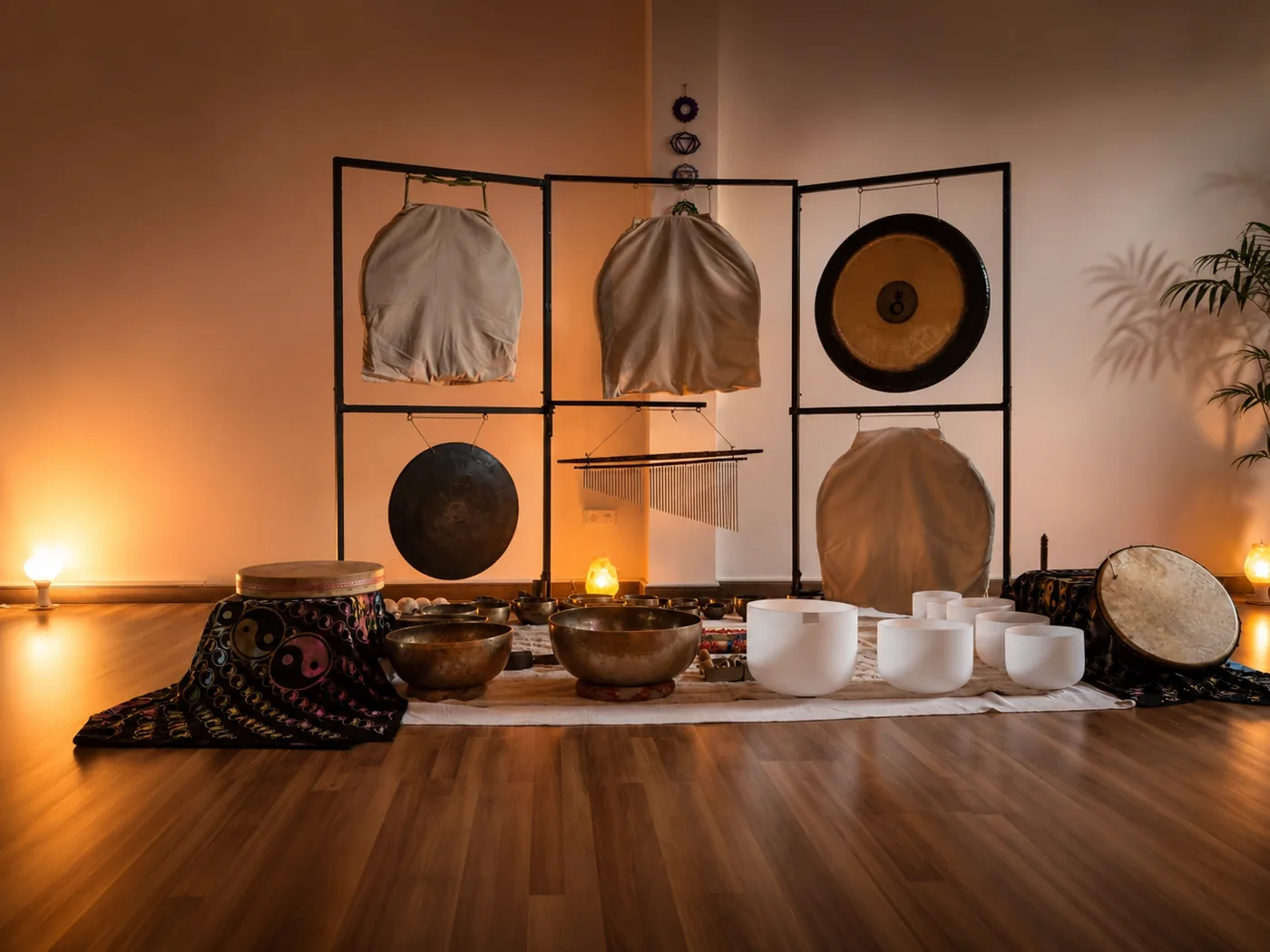 Set de gongs y cuencos tibetanos preparados para un taller